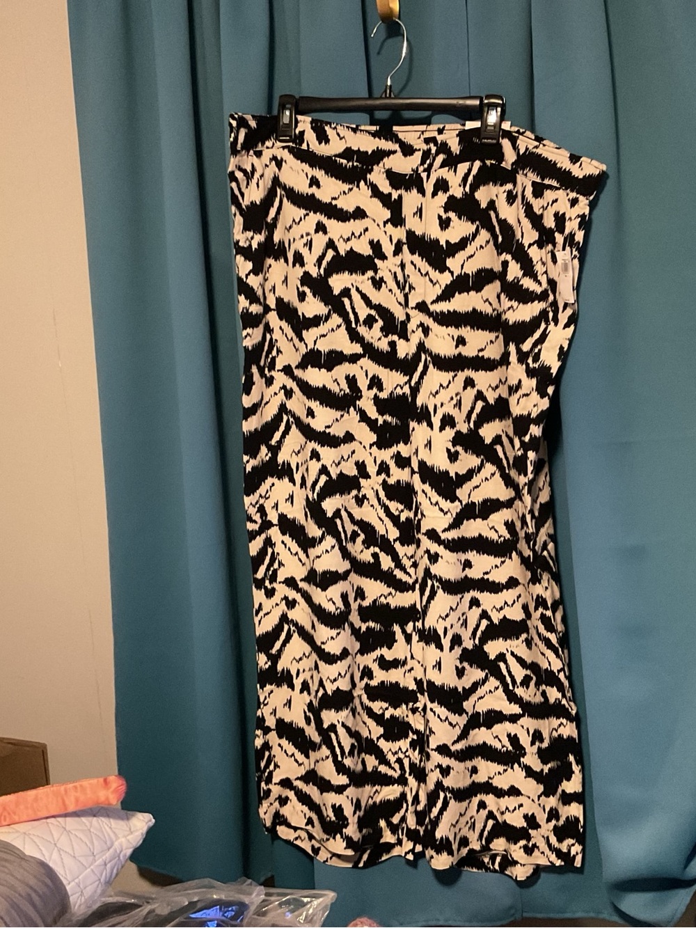 Old Navy Black and Cream Abstract Print Skirt